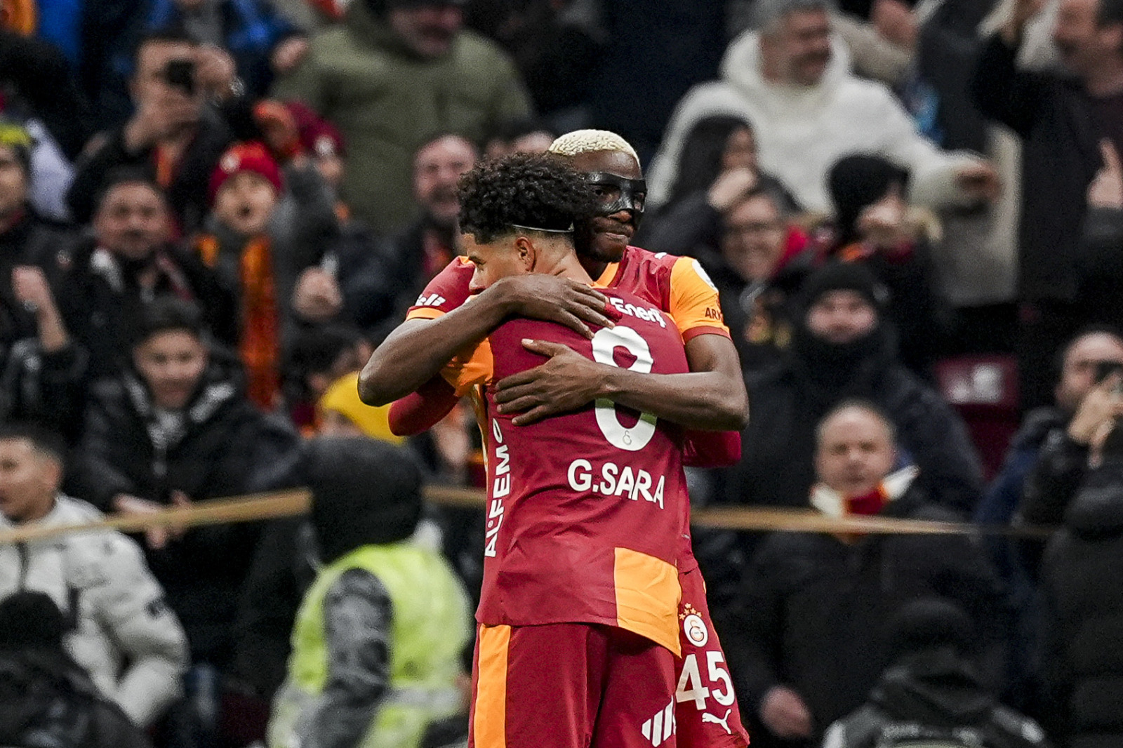 Levent Tüzemen: 'Yiğidi öldür hakkını yeme' diye bir söz vardır. Galatasaray'ın orta sahadaki enerji santrali Torreira, geldiği günden beri yüreğiyle Galatasaray'a hizmet ediyor. Sosyal medyada Torreira'nın, Galatasaray'dan koparılması adına asılsız iddialar ortaya atılıyor. Her fırsatta Galatasaray'a olan sevgisini gösteren ve taraftarın gönlünde taht kuran Torreira ile ilgili başkan Dursun Özbek, seçim sonrası bir hamle yapmalı. Uruguaylı 'küçük dev adam' ile sözleşme uzatmalı. Galatasaray'ın küçük dev adamı, Alanya önünde sahne aldı. Sacha Boey'e golü attırdı. Kendisi de rakipten çaldığı topu birleşik harekete dönüştürüp tek vuruşla gole çevirdi. G.Saray aslında oyunu ilk yarıda çözerdi. İster egoizm, ister bencillik deyin, skorun erken oluşmasına izin verilmedi. Osimhen topukla vuracağına boştaki Sane'ye pas verseydi kesin gol olurdu. Sara, kaleye şut atacağına boştaki Barış ve Osimhen'e topu çıkarsaydı yine kesin gol olurdu. Maç boyu çok çalışmasına ve iyi mücadele etmesine rağmen istediği topları alamayan Osimhen'in devre bitmeden kaleye attığı şut, pas vermeyen arkadaşlarına tepkiydi. (Sabah)