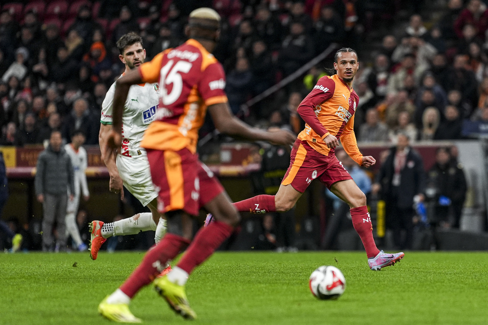 Bülent Timurlenk: Kaptan Torreira asistin yanına golünü de yazdırdığında Okan Buruk, performansa değil yorgunluğa bağlı değişikliği tercih etti. Sane çıkmalıydı, Barış çıktı. Ardından İlkay girdiğinde de Sara kenara gelebilirdi ama Torreira daha yorgun olandı. Osimhen yine ekmeğini taştan çıkardı. Son 10 dakika bir farkla geçmek bilmezdi Galatasaray için. Yine çaldı, bu kez kendi attı. 120 dakikalık bir savaştan çıkıp iyi bir Alanya'yı 3 golle devirip 3 puanı almak derbi öncesi mühim.. (Sabah)