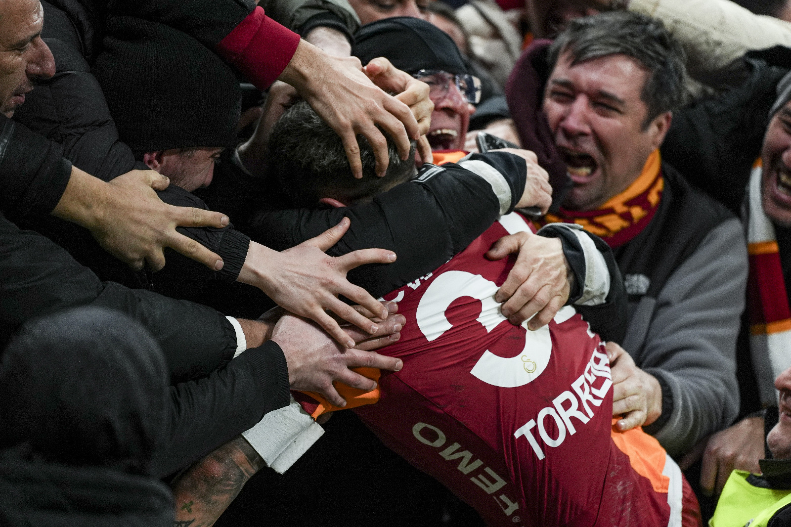 Serkan Akcan: Torreira, Okan Buruk’un antrenörlük kariyerindeki en önemli figür olabilir. 13.lük ile biten sezonun ardından Okan Buruk Galatasaray’ın başına geçtiğinde yaptığı en radikal transfer Torreira’ydı. Her sezon üstüne koyarak futbolunu geliştirdi, ilk yılında hiç skor yapamasa da Galatasaray’ı şampiyon yapanların başında geliyordu. Artık tabelayı da değiştirir oldu. Dün Alanyaspor’a  karşı mükemmel oynadı, Boey’e asist yaptı, ikinci yarıda golünü de attı. Futbol kamuoyu bu cümleyi kaç kez daha kuracak bilmiyorum ama sanırım ‘Okan Buruk futbolunun’ en vazgeçilmez parçası; Lucas Torreira. Hoca gerçekten Torreira’ya sahip olduğu için çok şanslı. (Fanatik)