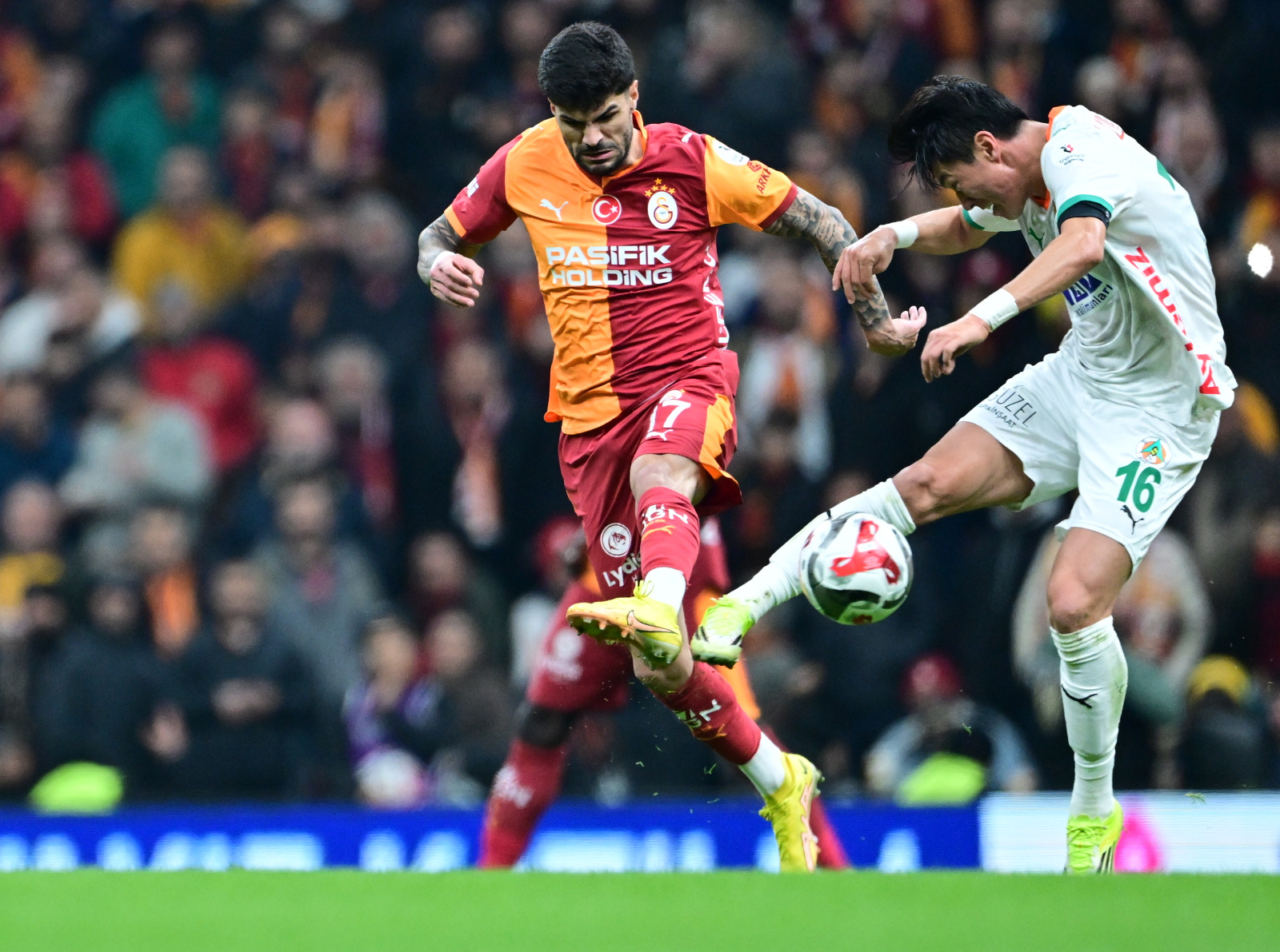   Uğur Meleke: Galatasaray’ın rotasyonlu kadrosunda öyle adamlar var ki, onlar adeta rotasyonlar üstü! Torino’da uzatmalara kadar savaşan Torreira ve Osimhen, dün Alanya karşısında da hayatlarındaki ilk maçı oynuyormuşçasına coşkululardı. Bir gol-bir asistle oynadı her iki oyuncu da. Galatasaray’ın devre arası transferi Boey de özellikle ilk 45’te çok etkiliydi. Üç şut attı, iki kere fileleri havalandırdı, biri ofsayta takıldı. Onun transferi, Galatasaray’ın Şampiyonlar Ligi yolculuğuna da yardımcı olacak. Zira Boey’nin katılımı Sallai’yi özgürleştirdi. Macar jokeri Buruk ister orta sahada, ister önde kullanabilir gerektiğinde. (Hürriyet)