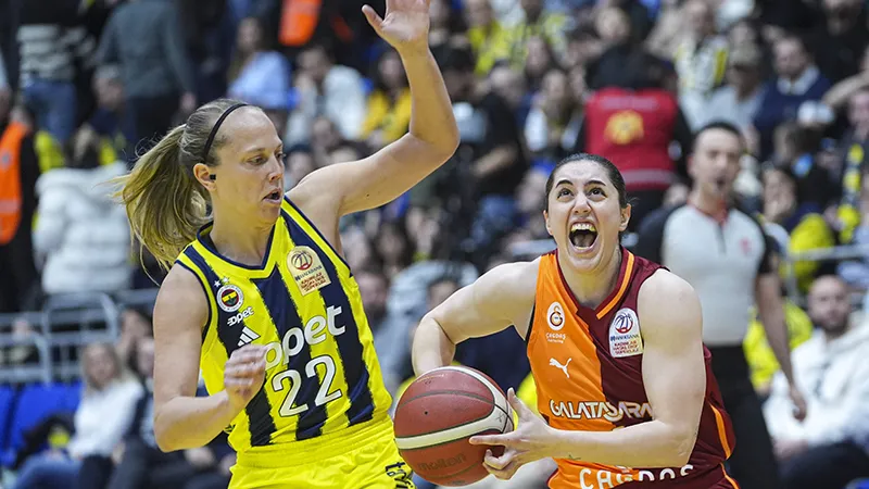 Fenerbahçe ve Galatasaray finalin ikinci ayağı için parkeye çıkıyor