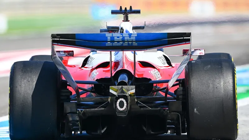 Ferrari 180 derece dönen arka kanadını Çin'de kullanacak