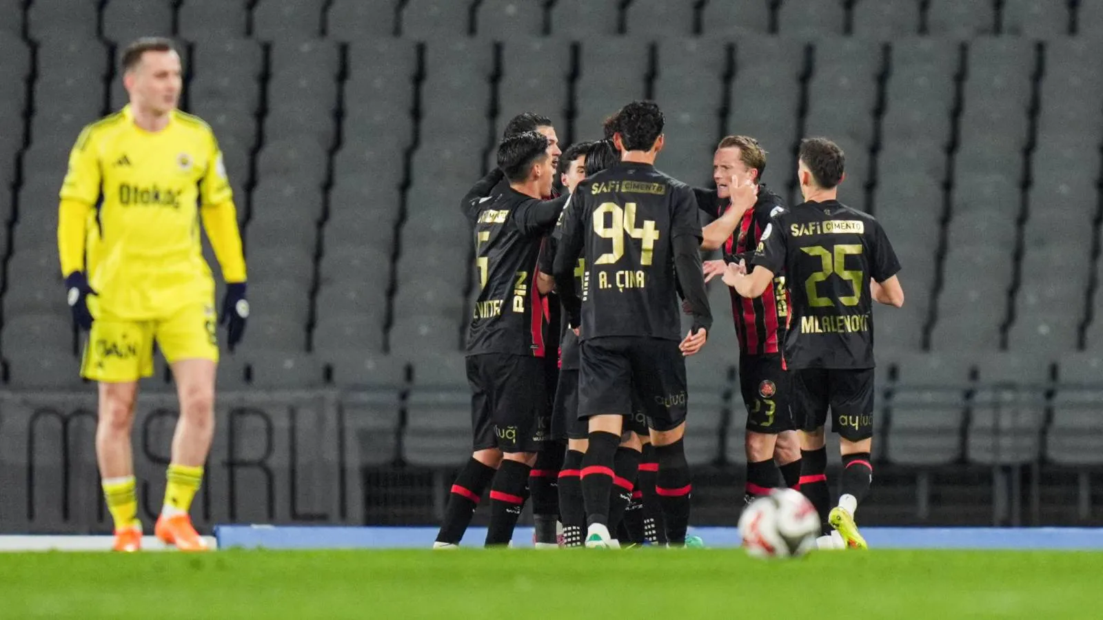 Namağlup seri bitti | Lig sonuncusu Fatih Karagümrük, Fenerbahçe'yi 2 golle yıktı