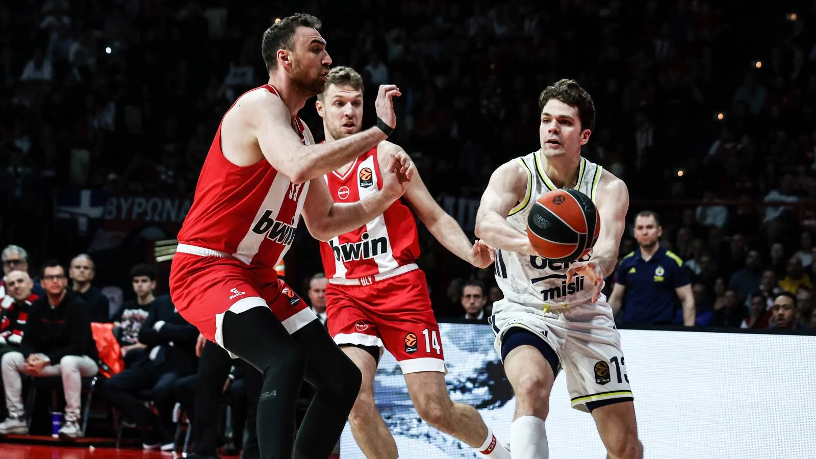 Lider Fenerbahçe Beko, EuroLeague'de Olympiakos'a farklı mağlup