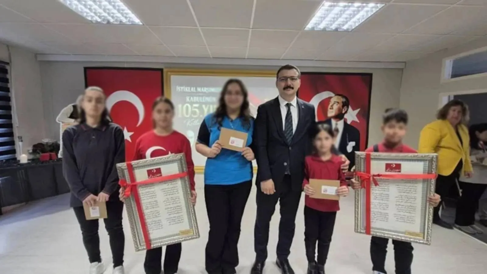 "Kaymakamdan çocuklara Arapça İstiklâl Marşı hediyesi" iddiasına açıklama: Osmanlı Türkçesi'yle yazılmış hali armağan olarak verildi