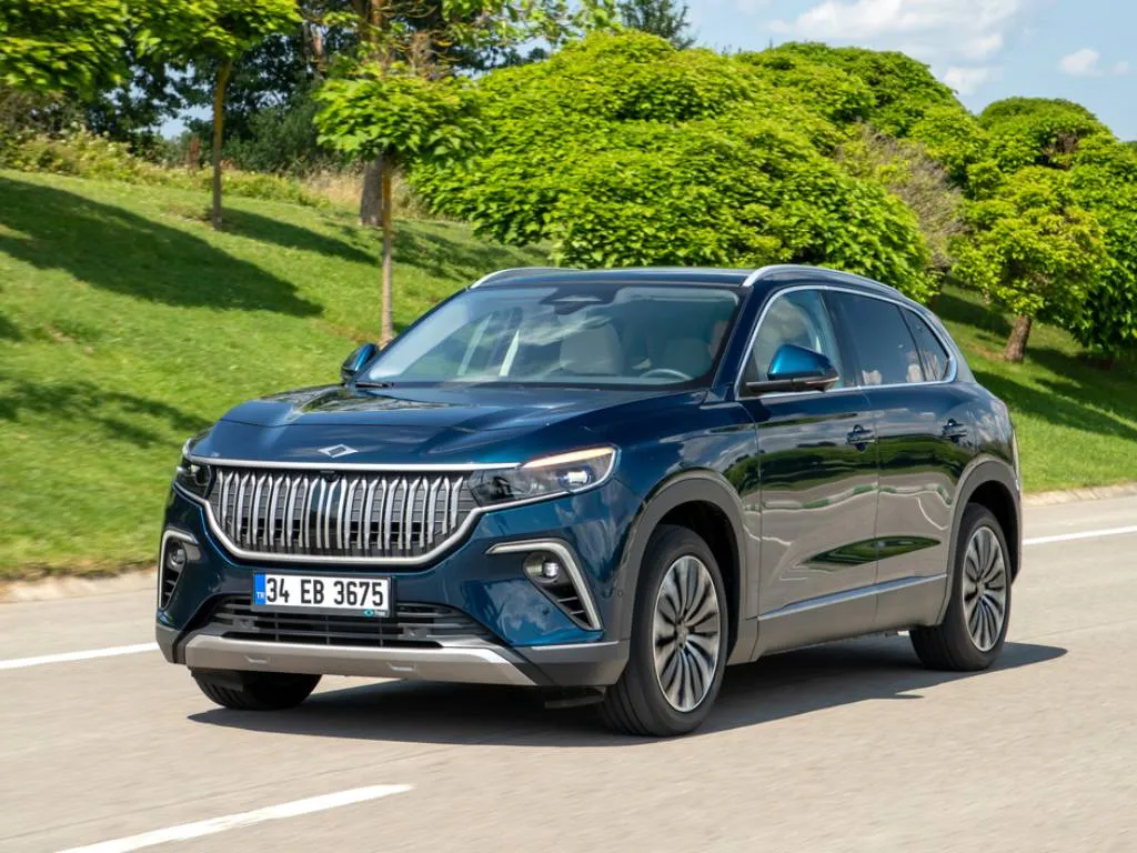 <p><strong data-start="874" data-end="888">TOGG T10X:</strong> Yerli elektrikli SUV; hızlı şarj, s&uuml;r&uuml;ş destek sistemleri ve farklı menzil se&ccedil;enekleriyle geliyor. <strong data-start="988" data-end="998">Fiyat:</strong> V1 RWD Standart Menzil 1.870.000 TL, V1 RWD Uzun Menzil 2.180.000 TL, V2 RWD Uzun Menzil 2.371.000 TL, V2 4More Obsidiyen 3.178.000 TL.</p>