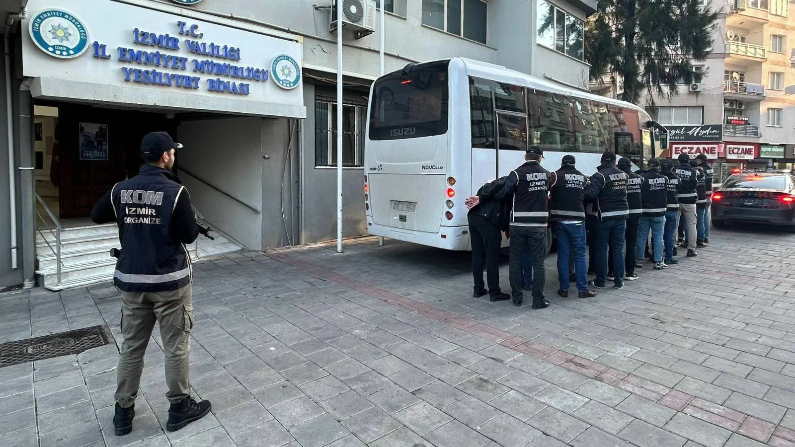 İzmir’de “Genç Osman Çetesi” operasyonu: Yakalanan 17 kişiden 7'si tutuklandı