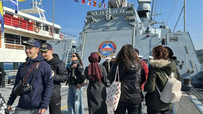 TCG Heybeliada’ya Çanakkale’de yoğun ilgi