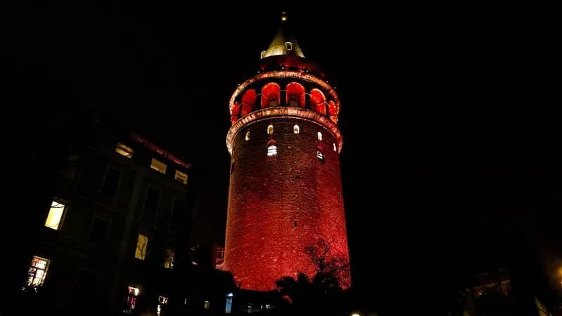 Galata Kulesi, "Multipl Miyelom Farkındalık Ayı" kapsamında kırmızıya büründü