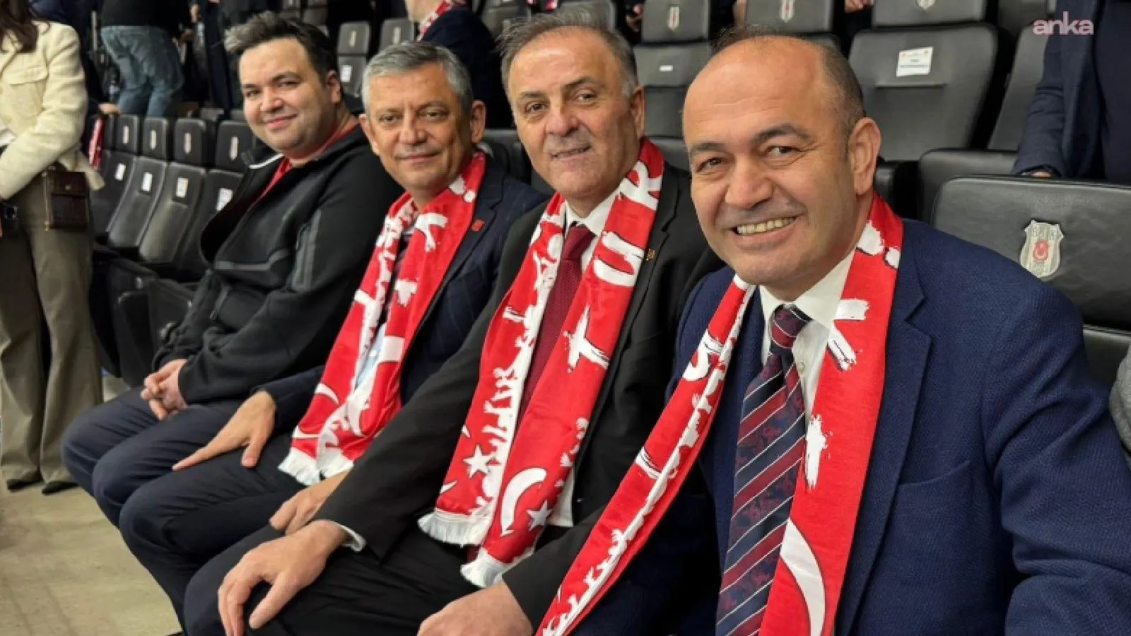 Özgür Özel, A Milli Futbol Takımı'nın Romanya maçını trübünden izledi: İşte bizim çocuklar, işte gurur!