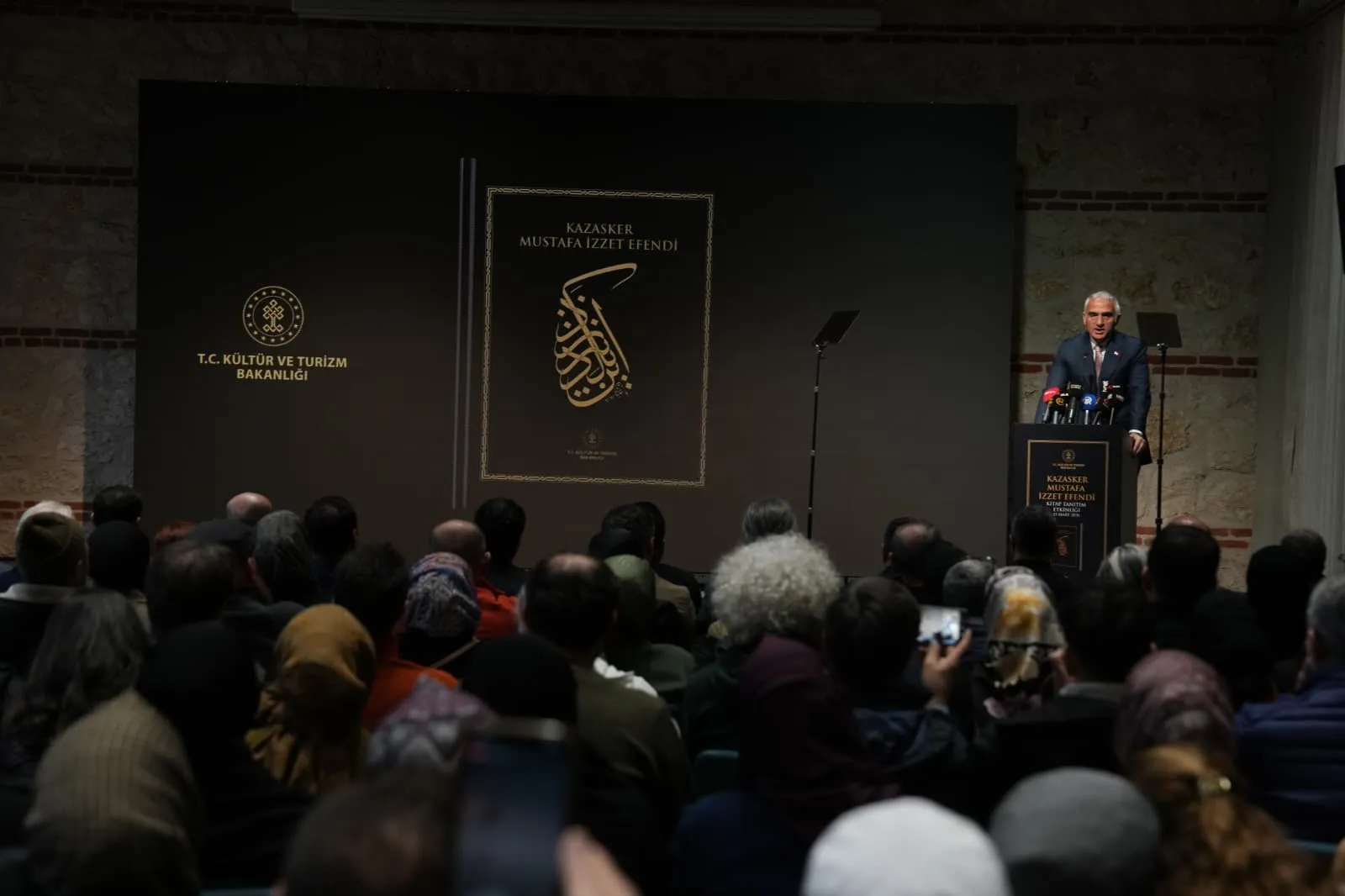 Kazasker Mustafa İzzet Efendi için kitap yazıldı: Bakan Ersoy ''Ayasofya'nın Hattatı''nı  vefayla andı
