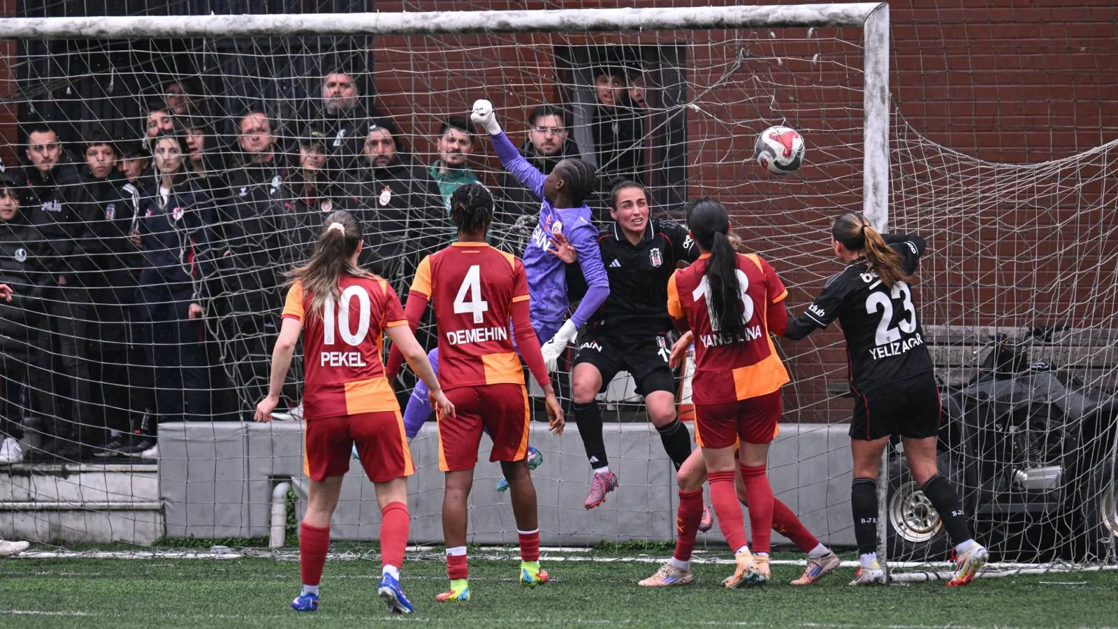 "4-4"lük nefes kesen derbi: Beşiktaş geriden geldi, Galatasaray tutamadı