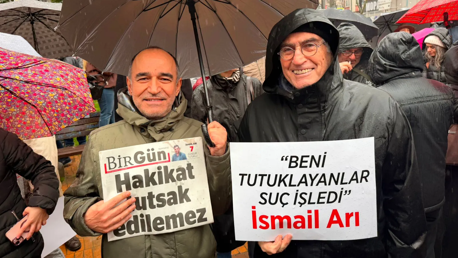 Şakır şakır yağmur altında slogan patlıyor: Özgür basın susturulamaz!