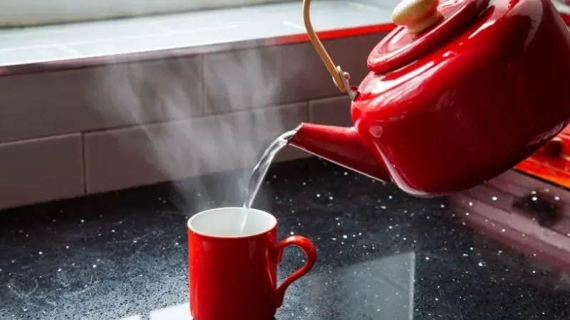 Sabahları sıcak su içmek gerçekten sağlığa faydalı mı?