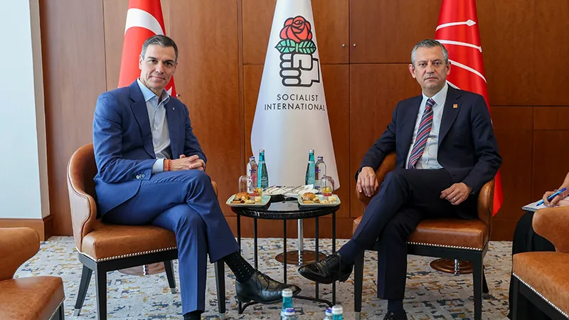 Özgür Özel'den Sosyalist Enternasyonal toplantısında Trump'a tepki: Karşımızda kural, hukuk tanımayan bir yönetim var