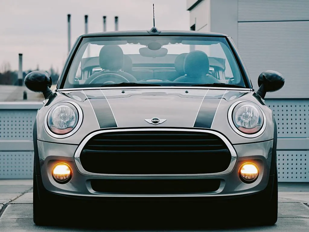<p><strong data-start="1175" data-end="1202">Mini Cooper Countryman:</strong> Mini&rsquo;nin elektrikli SUV modeli; şehir i&ccedil;i kullanım ve s&uuml;r&uuml;ş destek teknolojileriyle dikkat &ccedil;ekiyor. <strong data-start="1303" data-end="1313">Fiyat:</strong> Countryman E Favoured 2.493.300 TL, Countryman SE ALL4 John Cooper Works 5.533.200 TL.&nbsp;</p>