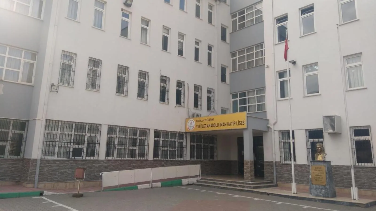 Bursa'da öğrencilere tarikat şeyhinin kitabı dağıtıldı iddiası: Eğitim-İş suç duyurusunda bulundu!