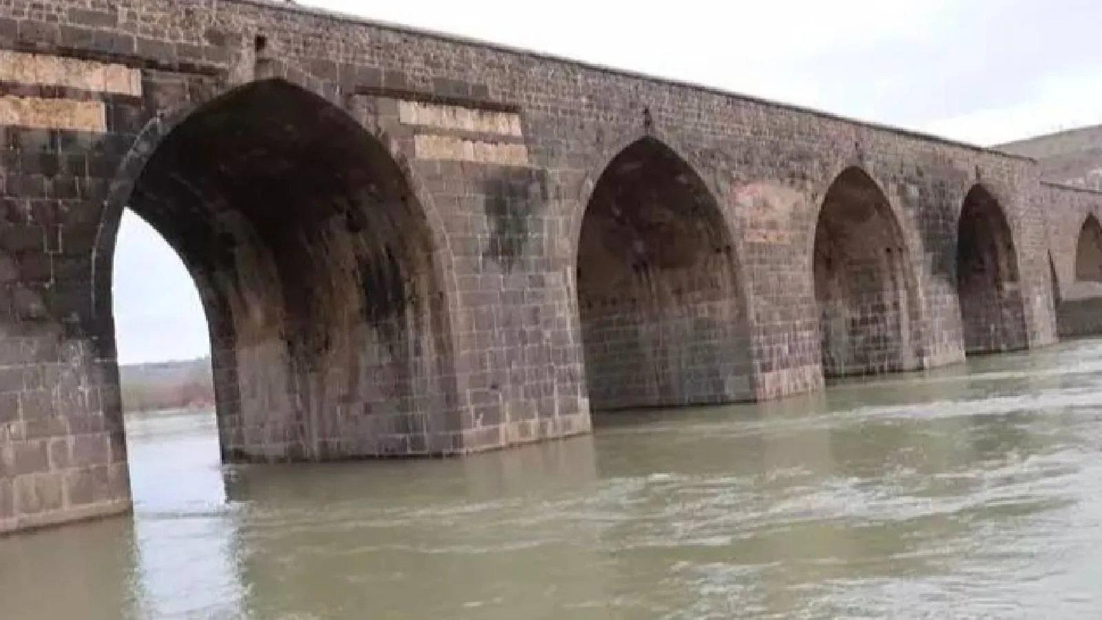 Dicle Nehri'ne petrol sızdı: Cizre'de sular kesildi, arıtma tesisi durduruldu