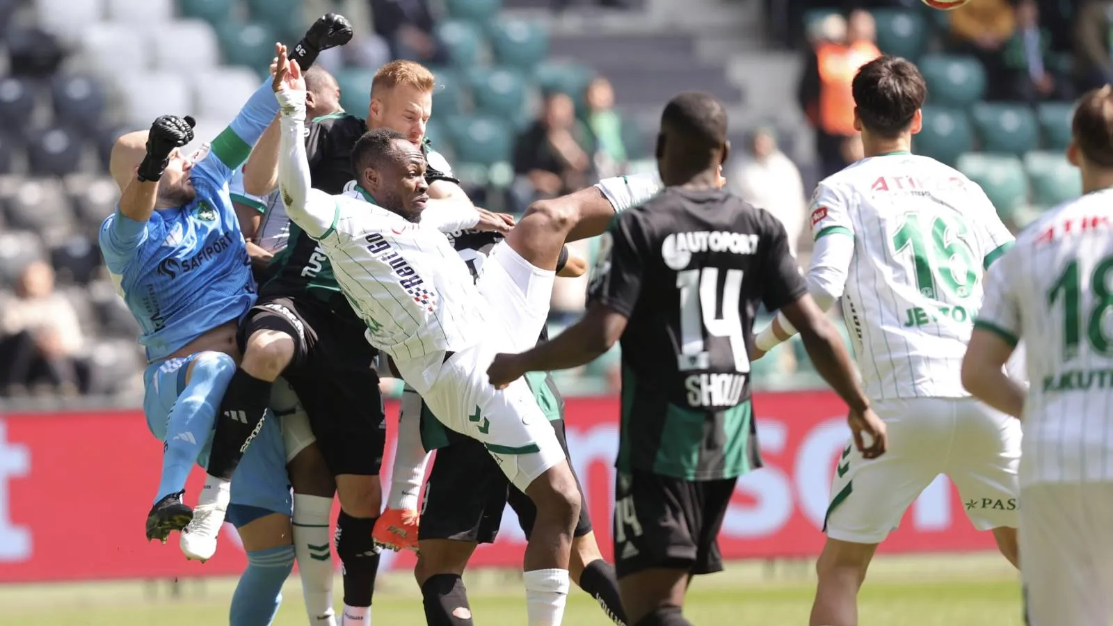 Selçuk İnan, kulübeyi soyunma odasına yolladı | Olaylı maçta Konyaspor, Kocaelispor'u 8 dakikada devirdi