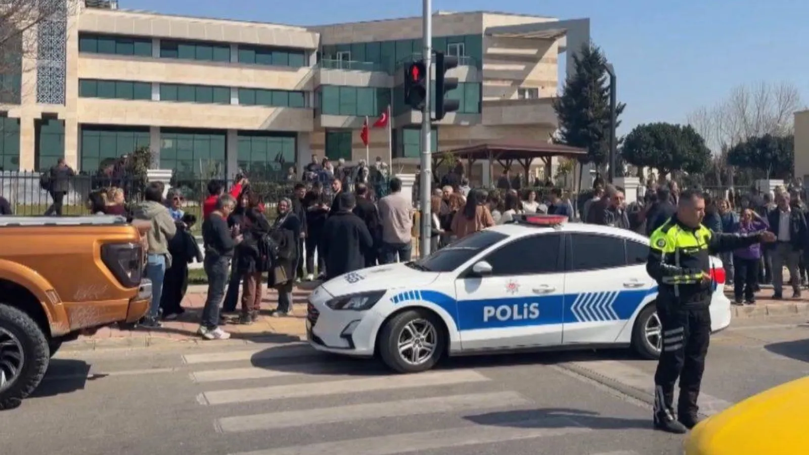 Kepez Kaymakamlığı'na silahlı saldırı düzenleyip serbest kalmıştı: Personeli tehdit etmeyi sürdürdüğü öğrenildi