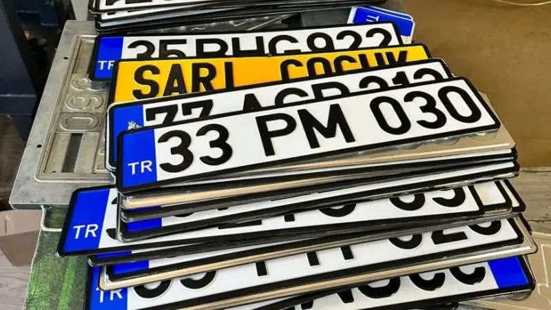 Kuyruklar oluştu; APP plakalar için tanınan rehberlik süresi bitiyor