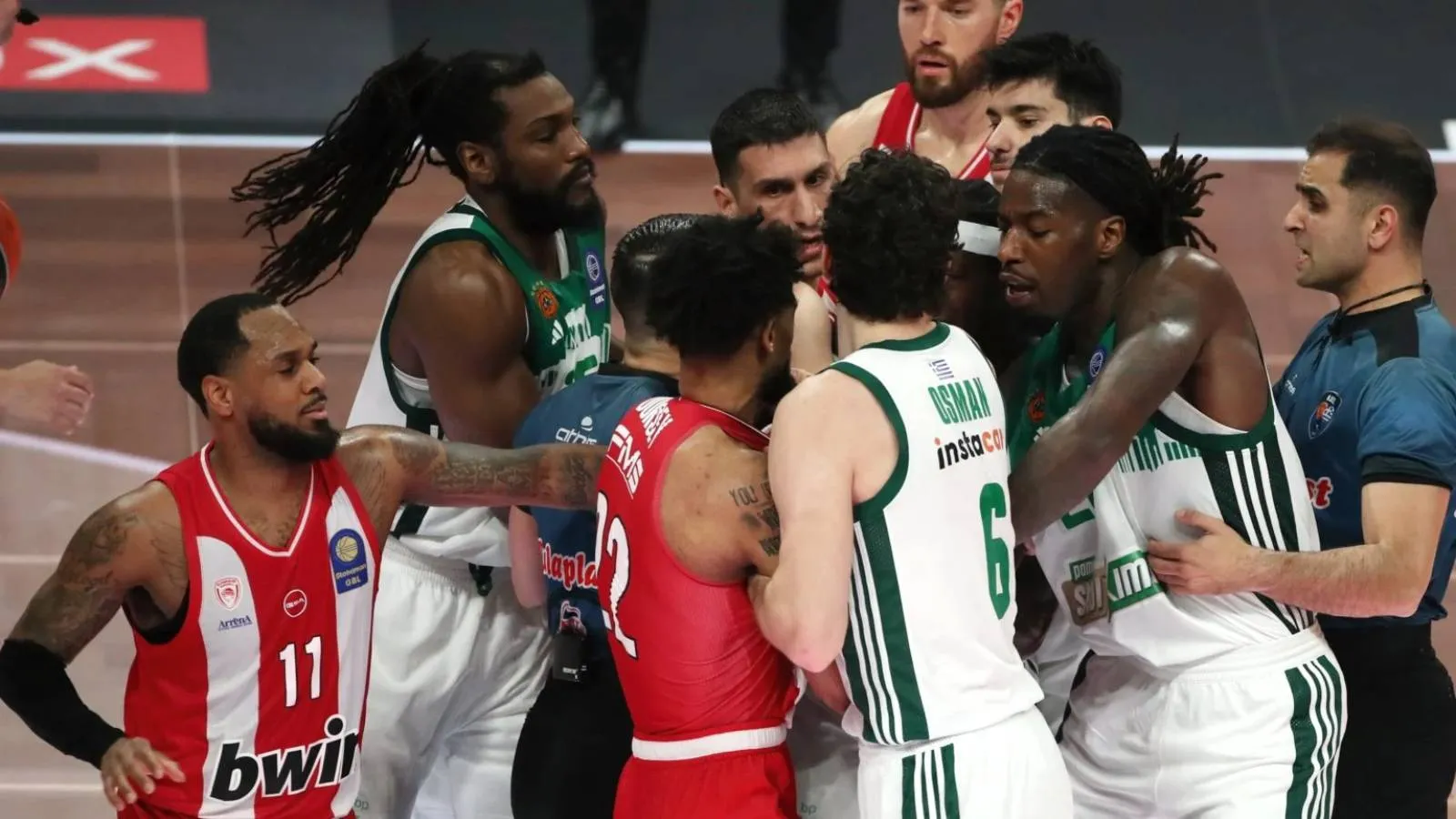 Olaylı derbide Olympiakos, Panathiniakos'u 7 farkla geçti; Dorsey'in forması yırtıldı, Nunn'la beraber diskalifiye edildi