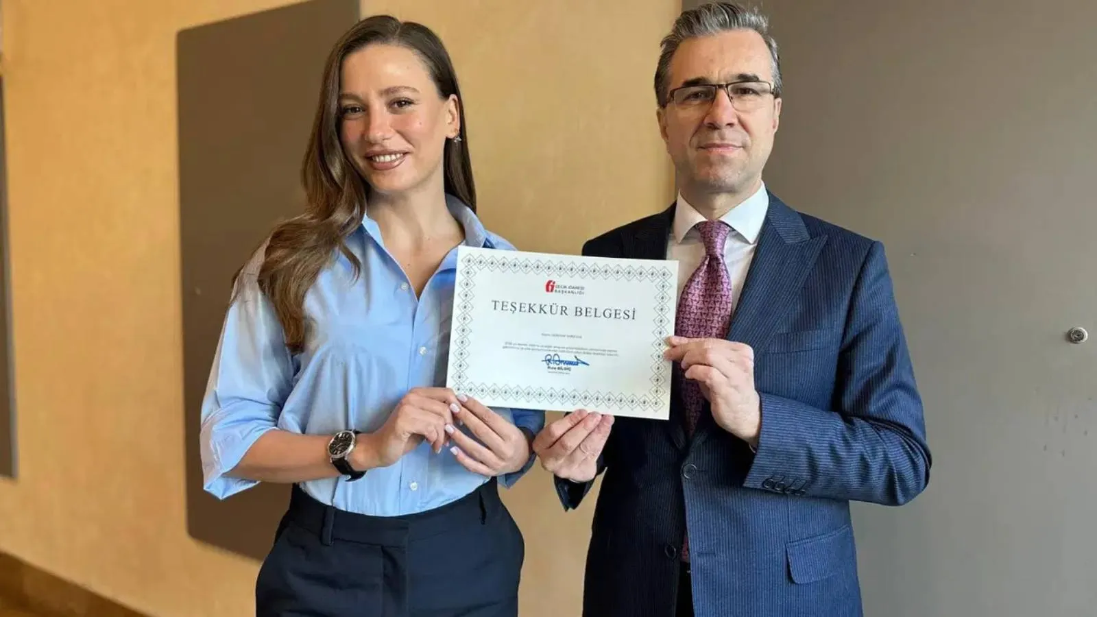 İstanbul Defterdarlığı'ndan Serenay Sarıkaya'ya Vergi Haftasında 'teşekkür' belgesi