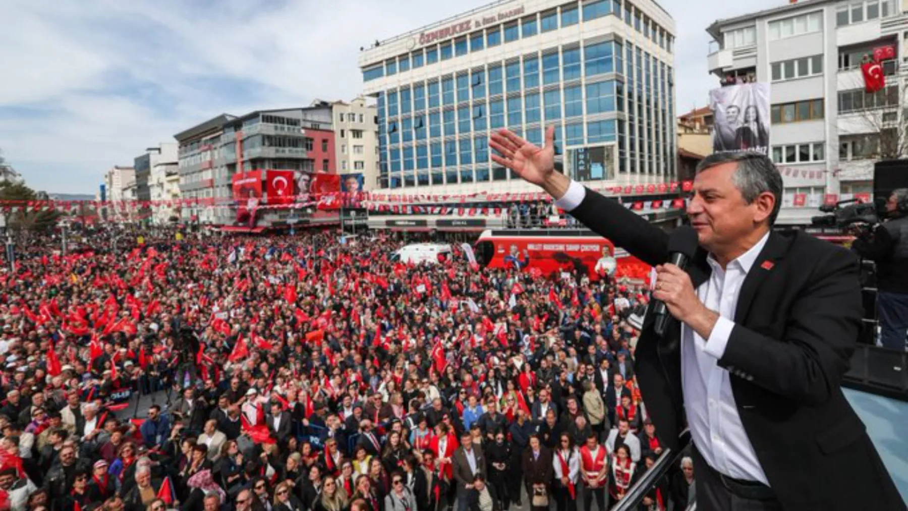 Özgür Özel: Bir daha kimse Arapça İstiklal Marşı okutmaya kalkmasın; o bakanın da okutanın da alnını karışlayacağız!