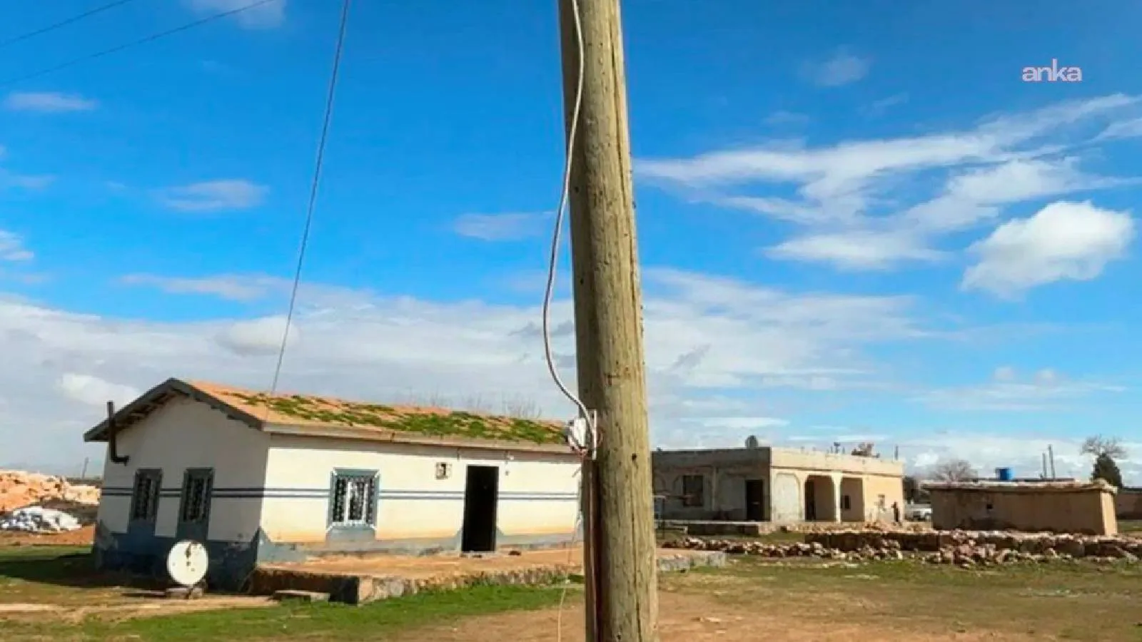 Şanlıurfa'da ahşap elektrik direği oyularak eve kaçak hat çekildi