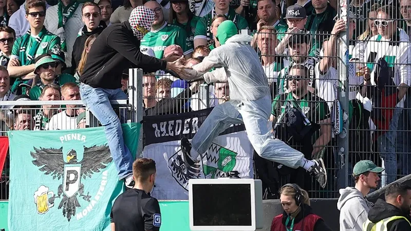 Hakem penaltıyı incelemek için VAR'a gitti, taraftarlar monitörün kablosunu çaldı!