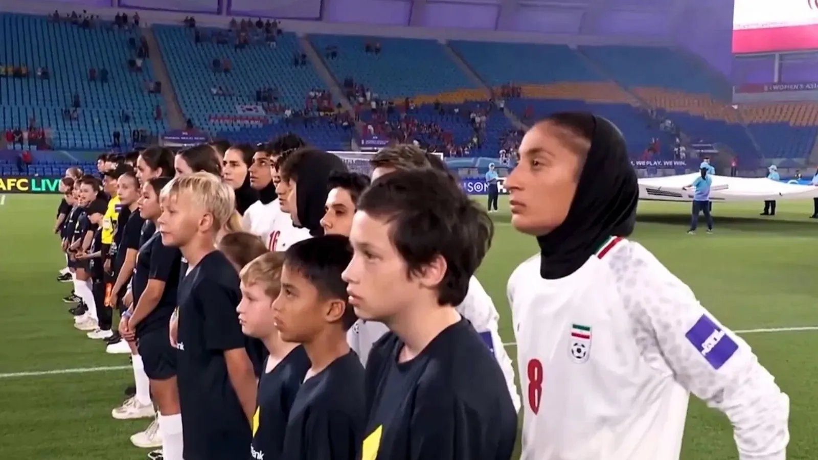 İranlı kadın futbolculardan biri, sığınma hakkından vazgeçti; Avustralya diğer futbolcuların yerini acilen değiştirdi