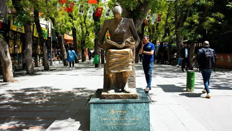 Yapayalnız İnsan Hakları Anıtı