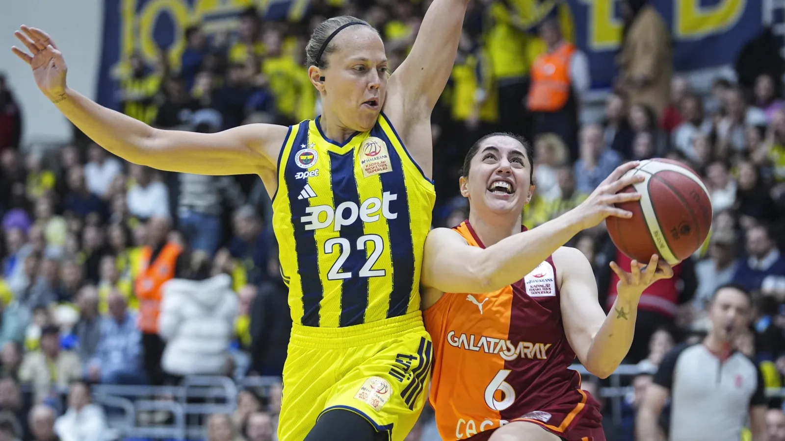 Fenerbahçe Opet, Galatasaray Çağdaş Faktoring'i 15 sayıyla geçerek avantajı kaptı