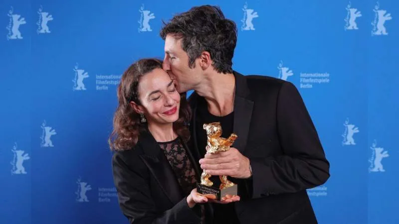 İlker Çatak ve Ayda Meryem Çatak, Altın Ayı kazanan ‘Sarı Zarflar’ı anlattı: Filmi Türkçe çekmek politik bir duruş, Almanya'daki insanların ödedikleri vergilerle Türkçe film izleme hakkı yok mu?