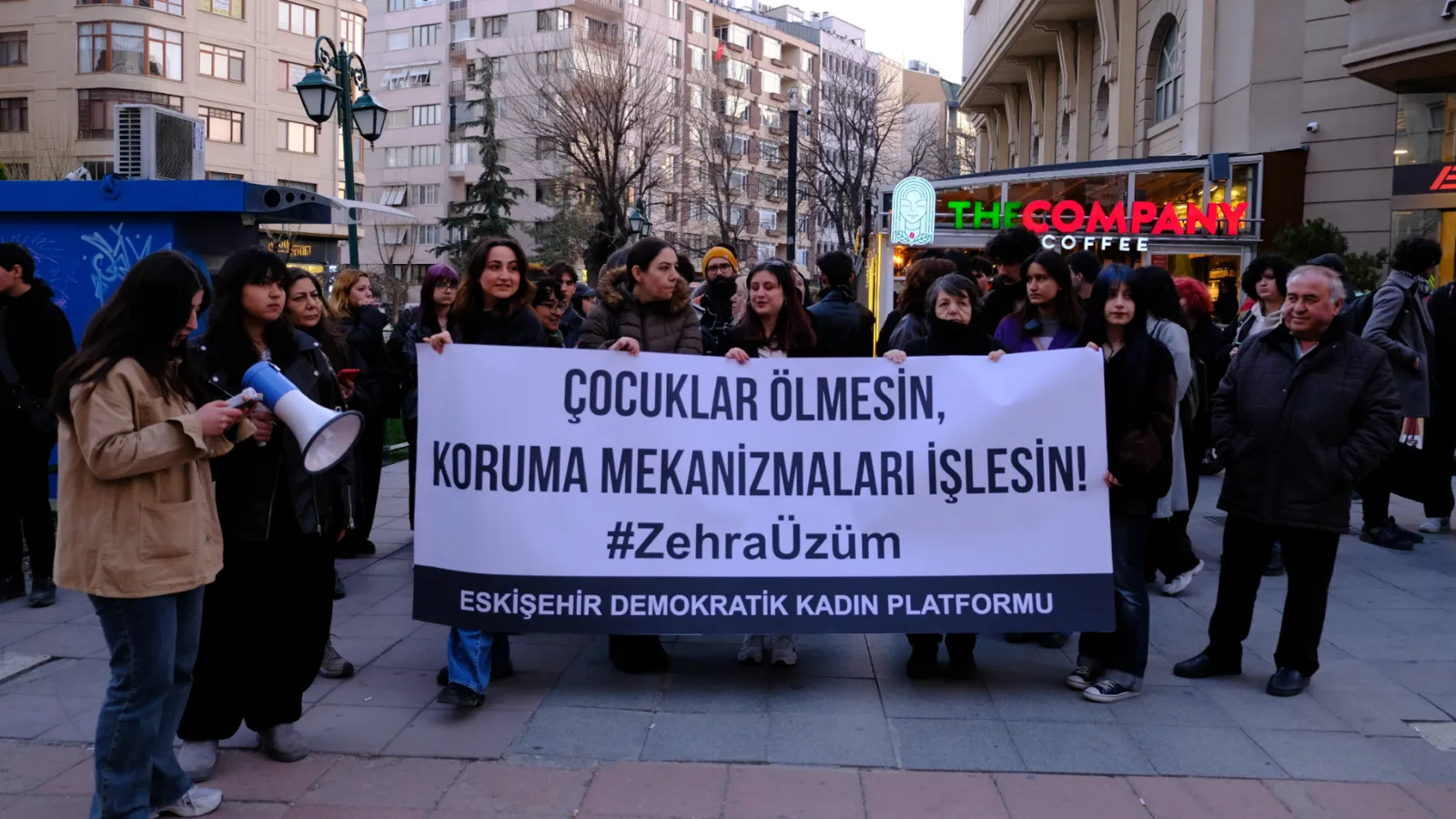 Eskişehir'de kadınlar ve çocuklar Zehra için sokaklara çıktı: Babasından şiddet görmesine rağmen korunmadı!