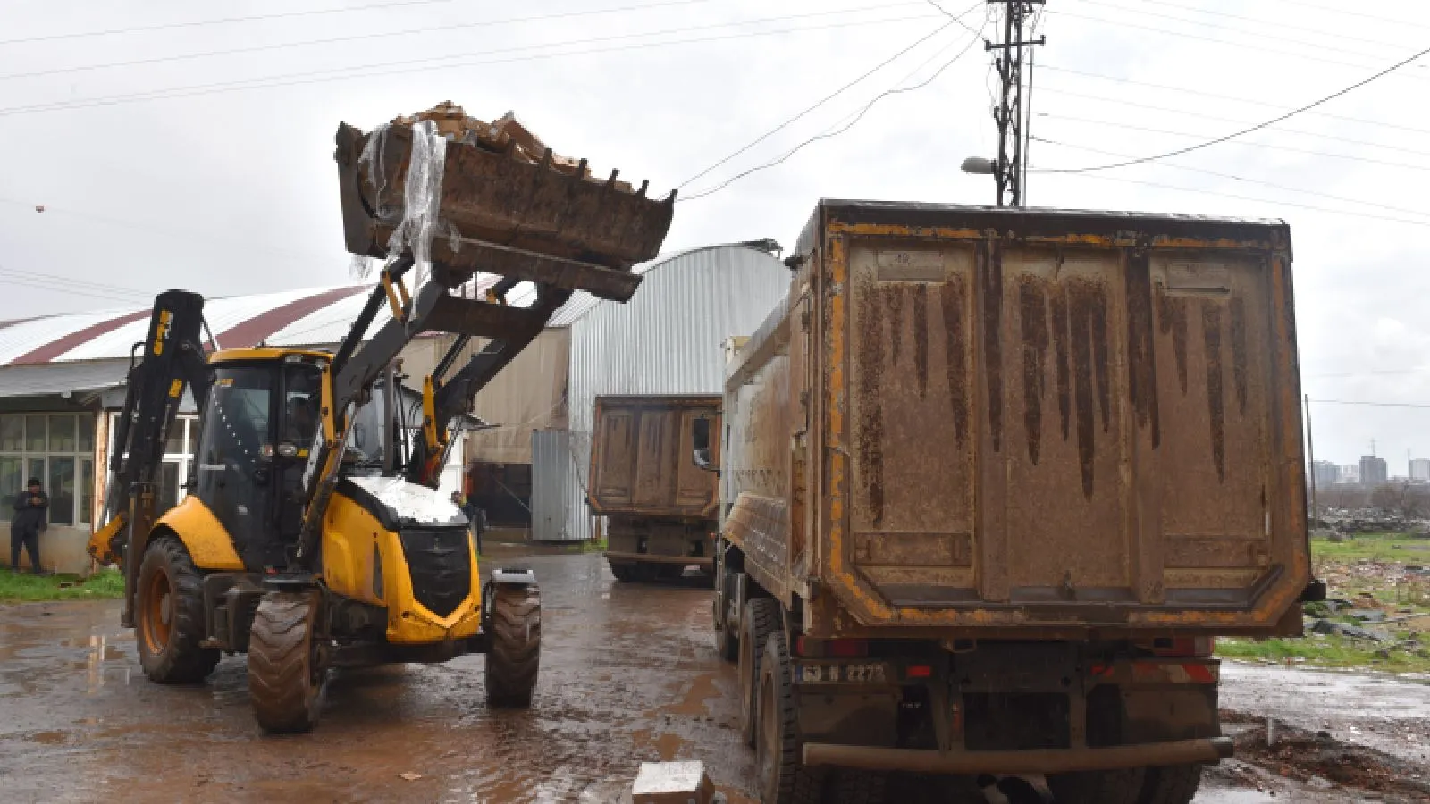 50 ton bozuk tavuk eti ele geçirildi, 8 kamyona doldurulan tavuk etleri imha edildi