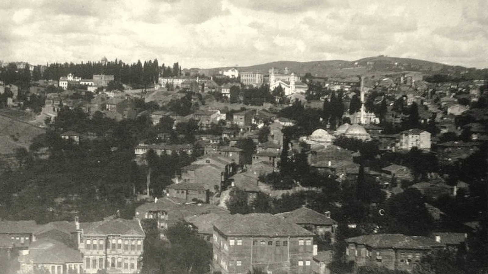 Şetaret Sokak’ta, bir balkonda…