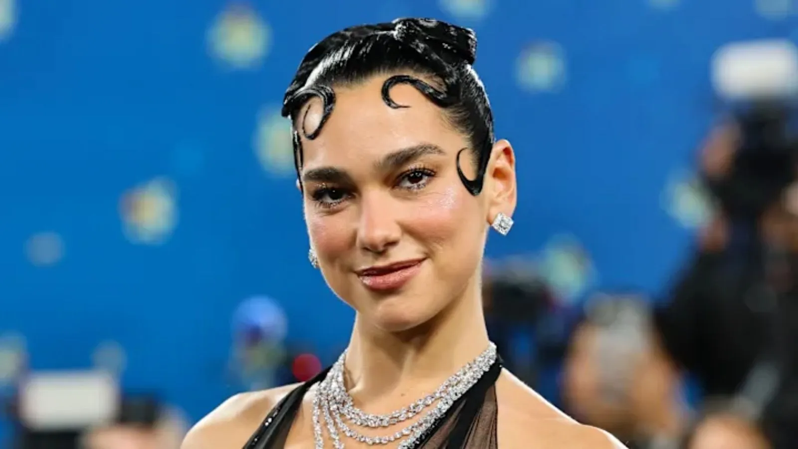 Dua Lipa’dan Arnavutluk’taki protestolara destek: Halkın sesine kulak verin