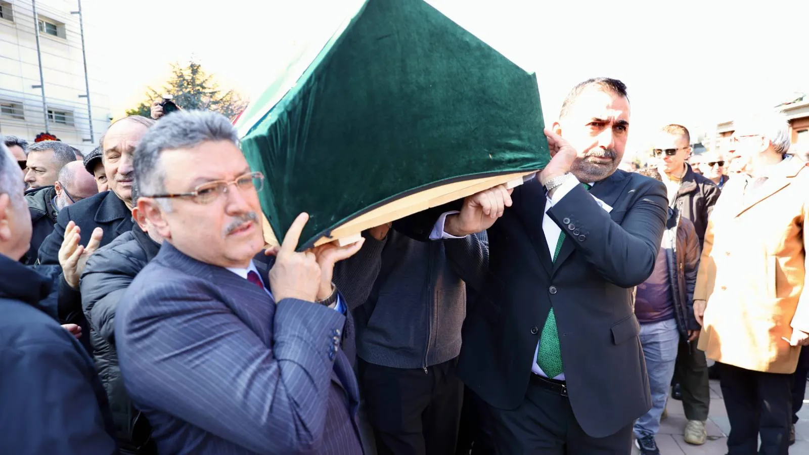 Eski futbolcu ve Trabzonspor'un yardımcı antrenörü Orhan Kaynak, son yolculuğuna uğurlandı