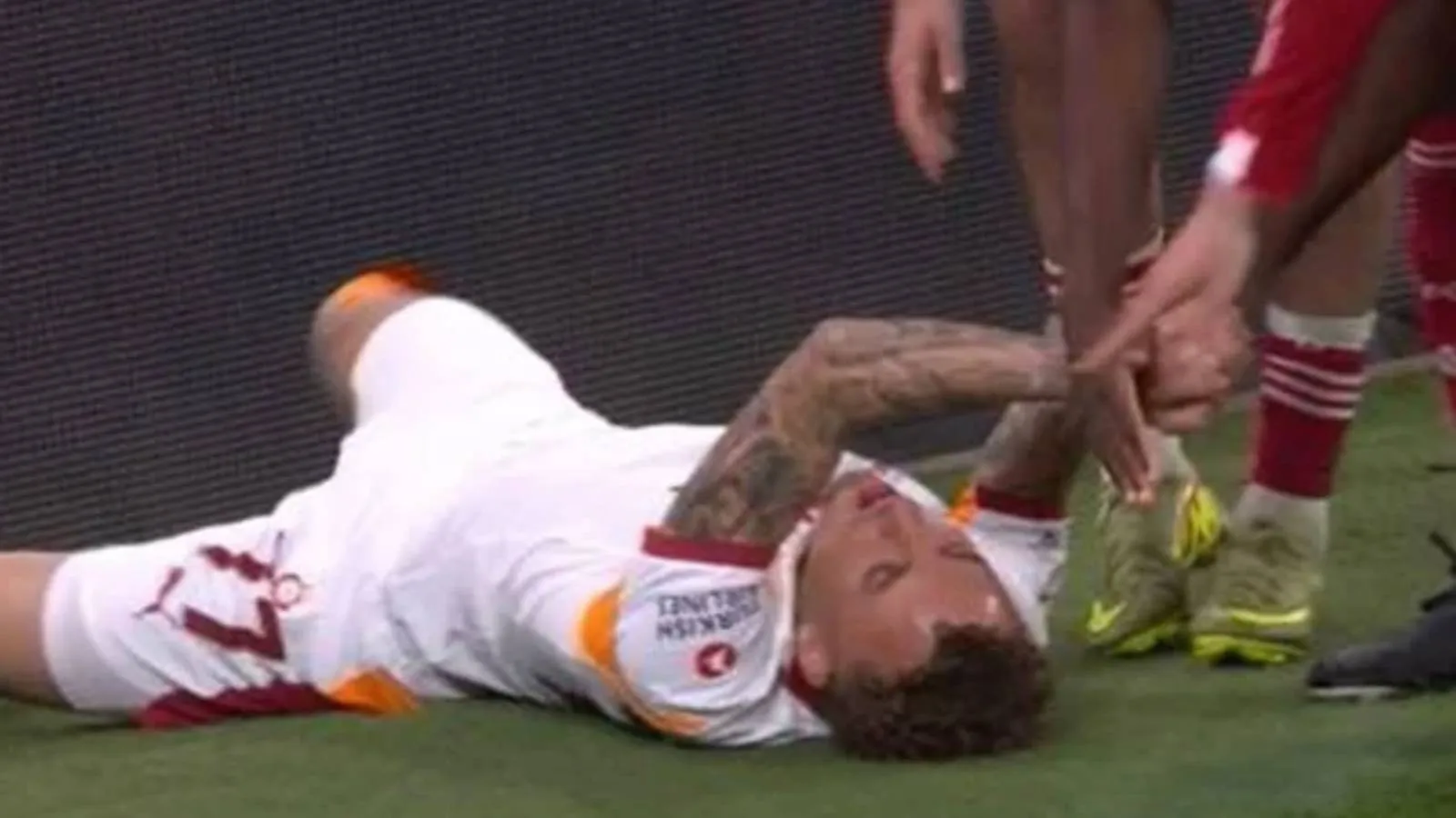 RT @T24spor: Liverpool, Noa Lang'ın sakatlandığı reklam panolarını değiştirdi