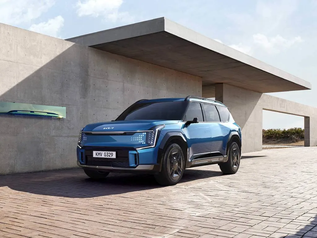 <p><strong data-start="505" data-end="517">Kia EV9:</strong> Geniş i&ccedil; hacimli, y&uuml;ksek donanımlı elektrikli SUV; 6 ve 7 koltuklu versiyonları bulunuyor. <strong data-start="609" data-end="619">Fiyat:</strong> Prestige 6.360.000 TL, GT-Line 7.630.000 TL.</p>