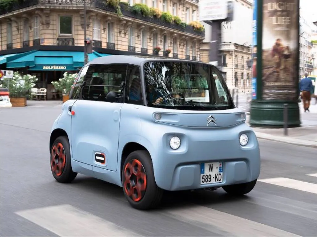 <p><strong data-start="43" data-end="59">Citroen Ami:</strong> Şehir i&ccedil;i kullanıma uygun, iki kişilik mini elektrikli ara&ccedil;; 45 km/s maksimum hız ve 75 km menzil sunuyor. <strong data-start="167" data-end="177">Fiyat:</strong> Ami 585.000 TL, Ami Dark Side 595.000 TL, Ami Buggy 605.000 TL.&nbsp;</p>
<p>(Arabam)</p>