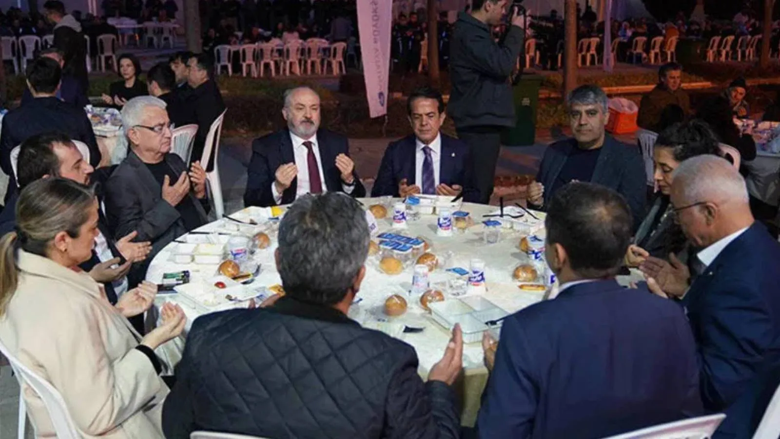 Antalya Büyükşehir Belediye Başkanı Böcek’i tutuklatan iddianamenin savcısı belediyenin iftarına katıldı