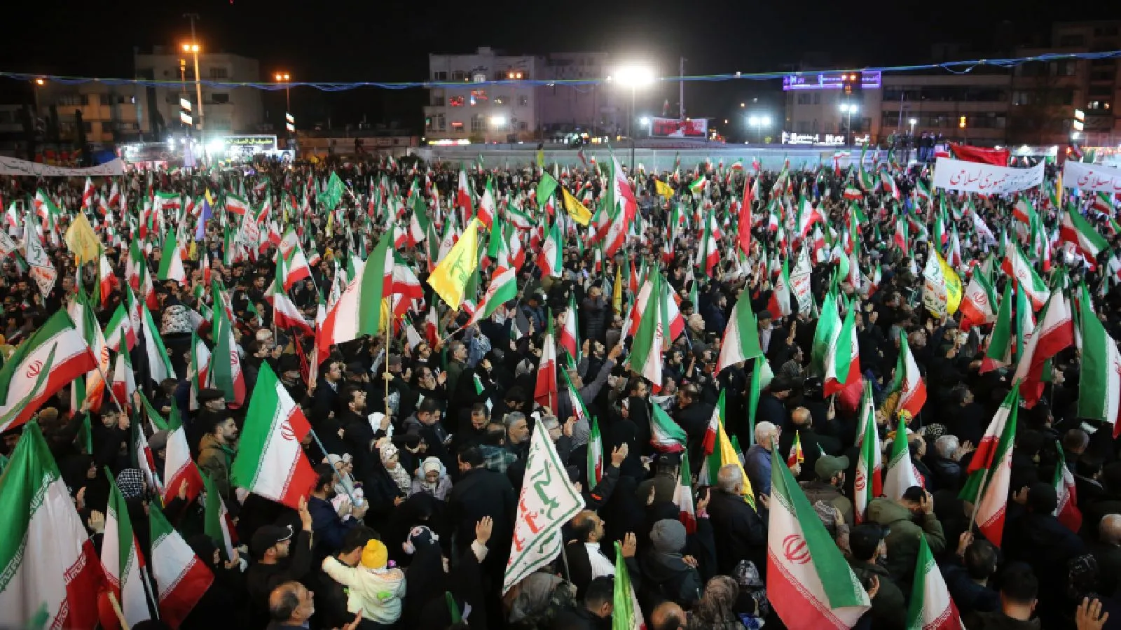 Pezeşkiyan ve Arakçi, İran halkı ile meydanlarda