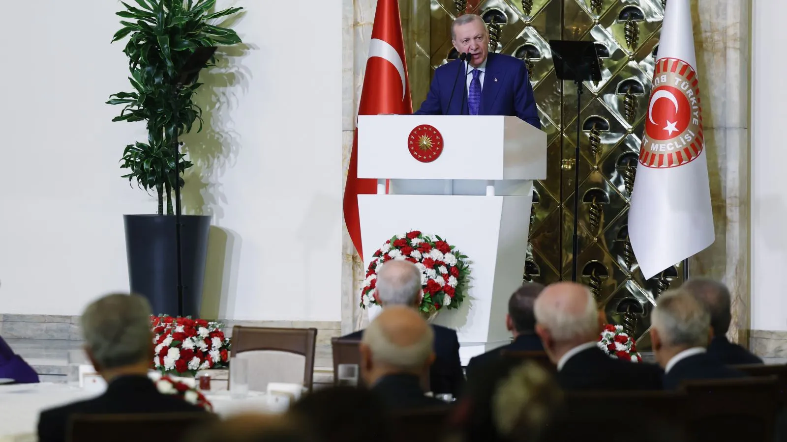 Önlenemeyen otokratik başkanlık sistemi ve antagonistik siyasetten çıkış fırsatı