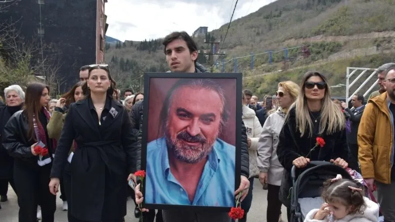 Volkan Konak, ailesi ve sevenleriyle anıldı: Şimdi özlemiyle, acıyla yaşamayı öğreniyoruz