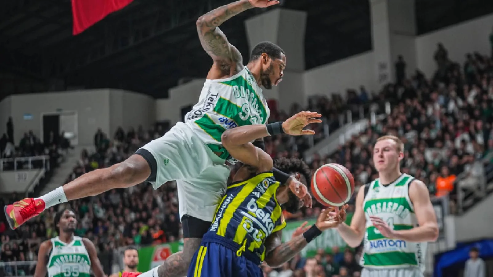 Bursaspor Basketbol'dan kritik galibiyet: Fenerbahçe Beko'yu uzatmalarda yıktı