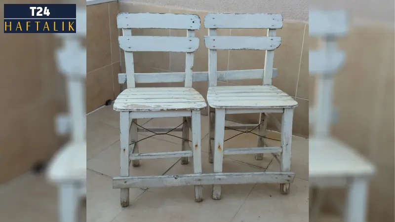 İki boş sandalye
