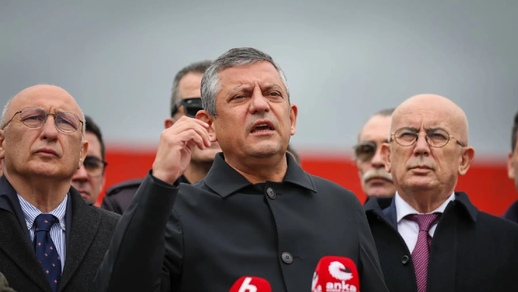 Özgür Özel: İsmail Arı benim beraat ettiğim davaya konu haberden içeride tutuluyor