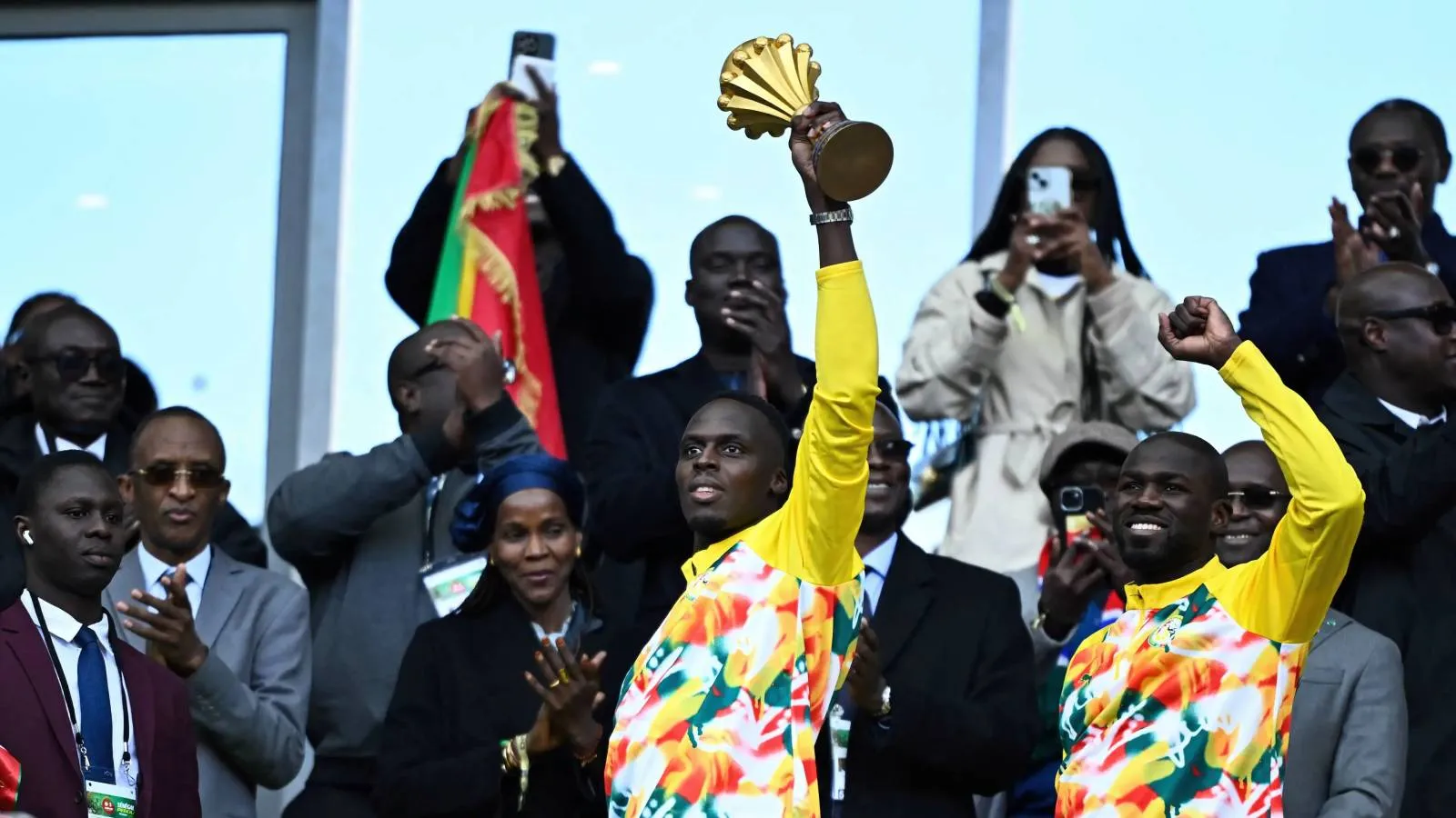 Senegal, elinden alınan şampiyonluk kupasıyla sahaya çıktı